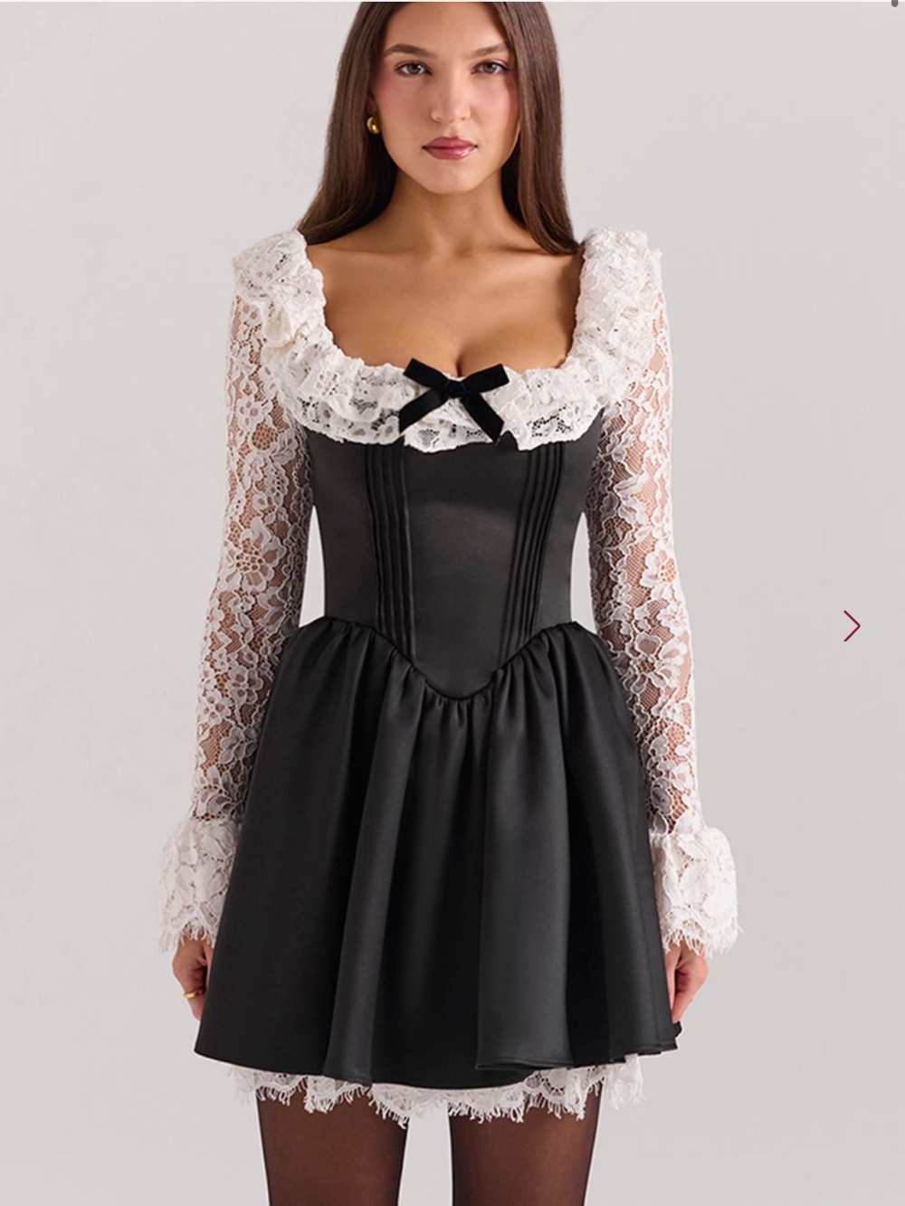 House of cb CLEORA
Black Lace Ruffle Mini Dress